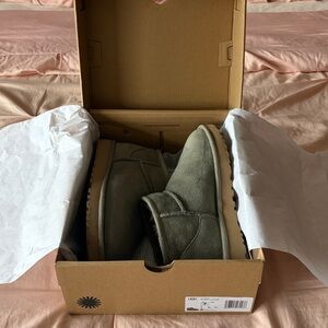 Ugg Classic Mini II Boot in Mossy Green size 7